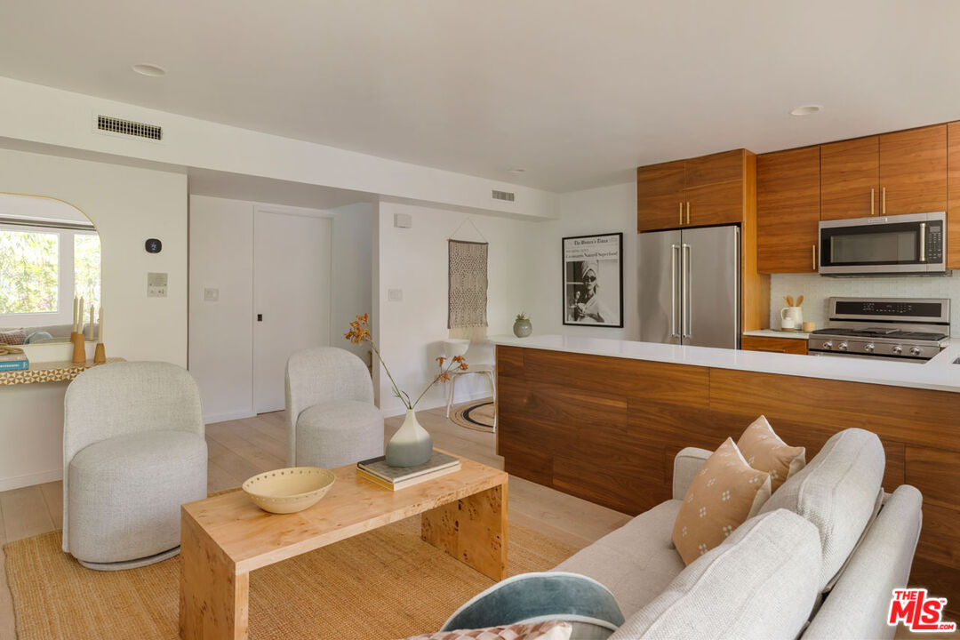 2147 N Beachwood Dr Unit: 5