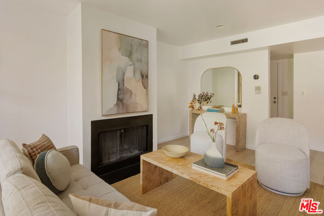 2147 N Beachwood Dr Unit: 5