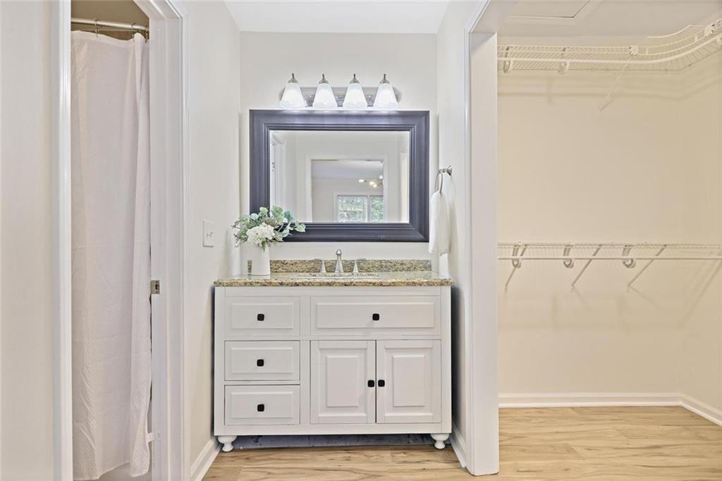 911 Hollyfax Circle NE