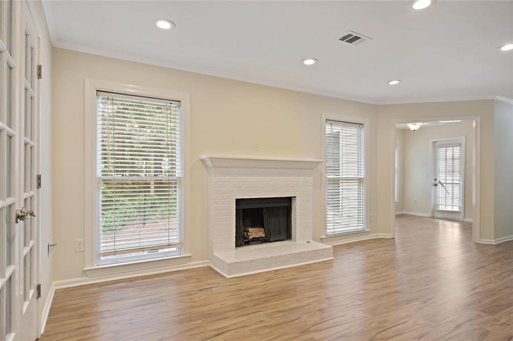 911 Hollyfax Circle NE