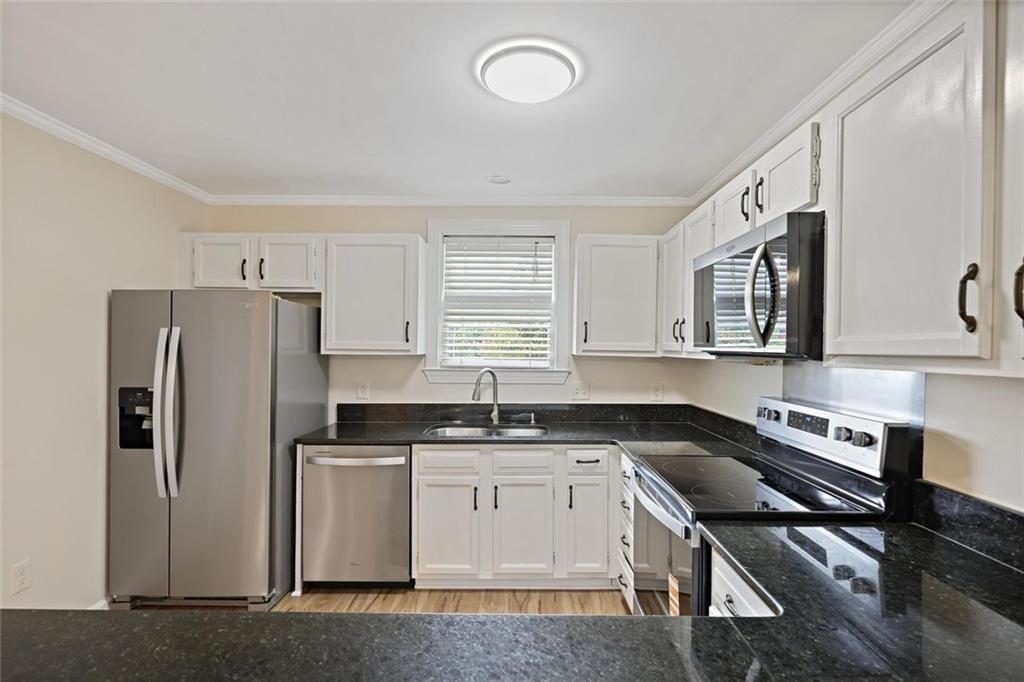 911 Hollyfax Circle NE