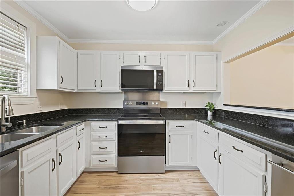 911 Hollyfax Circle NE