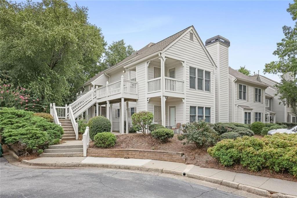 911 Hollyfax Circle NE