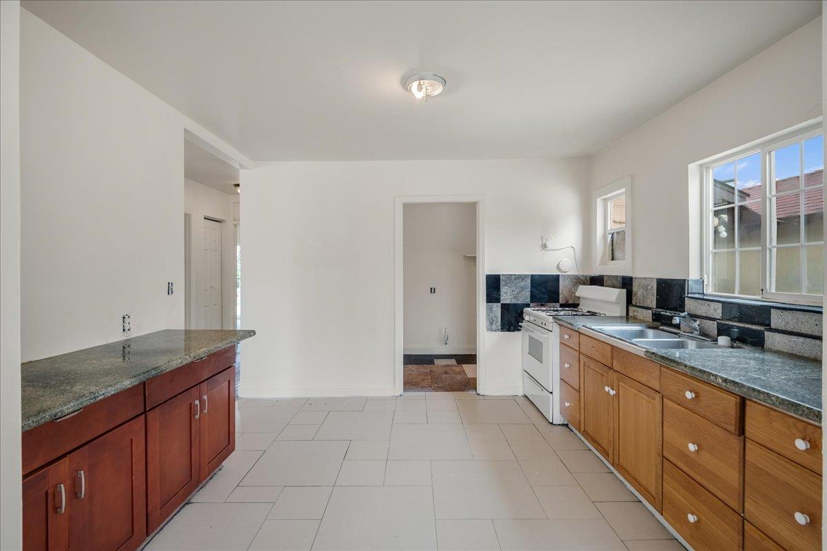 1065 W El Camino Real