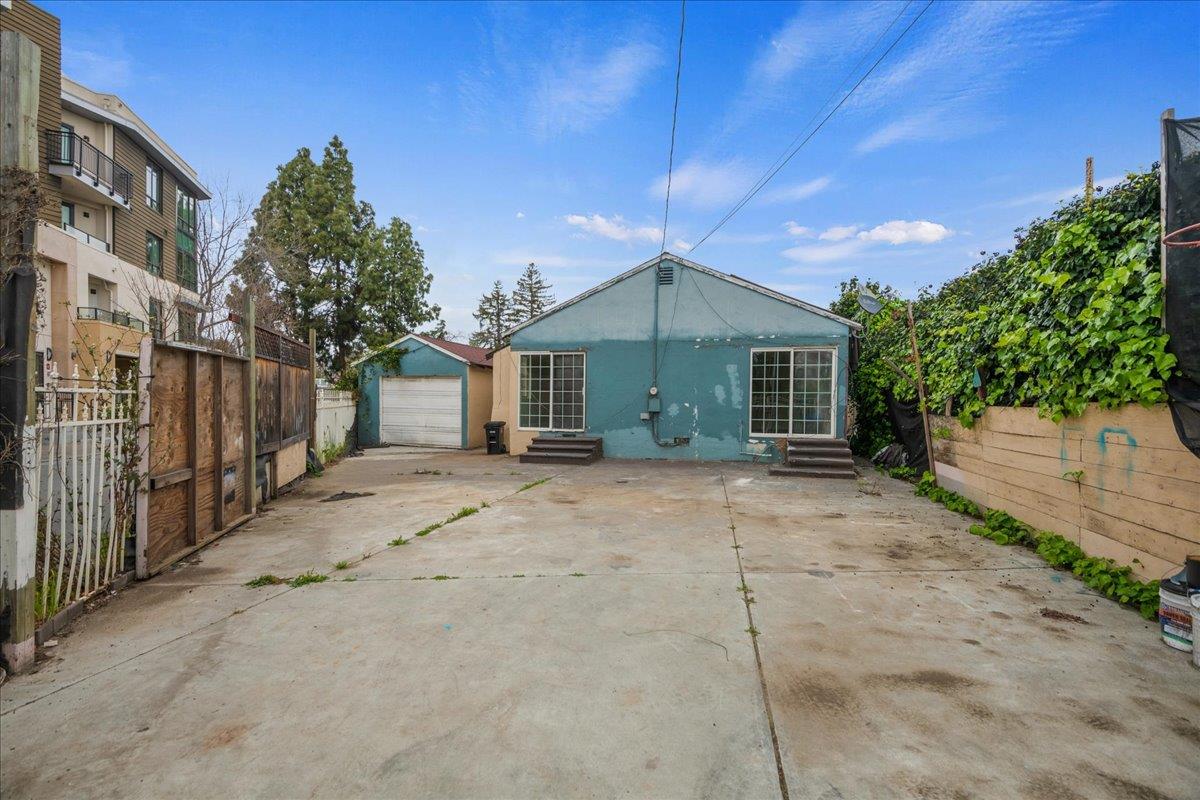 1065 W El Camino Real