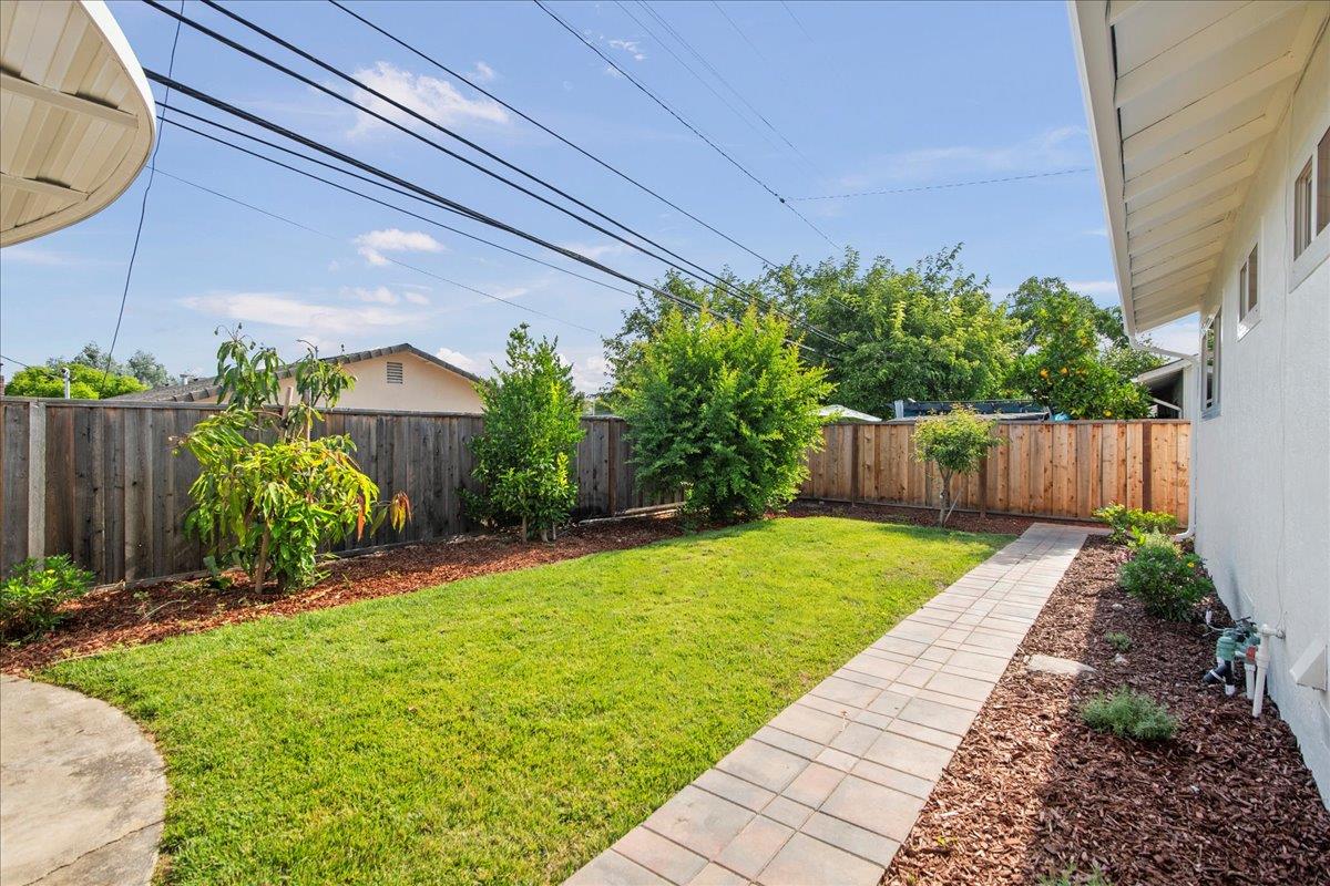 7669 Rainbow DR