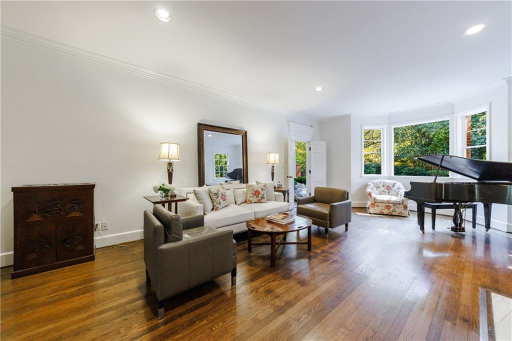880 W Wesley Road NW