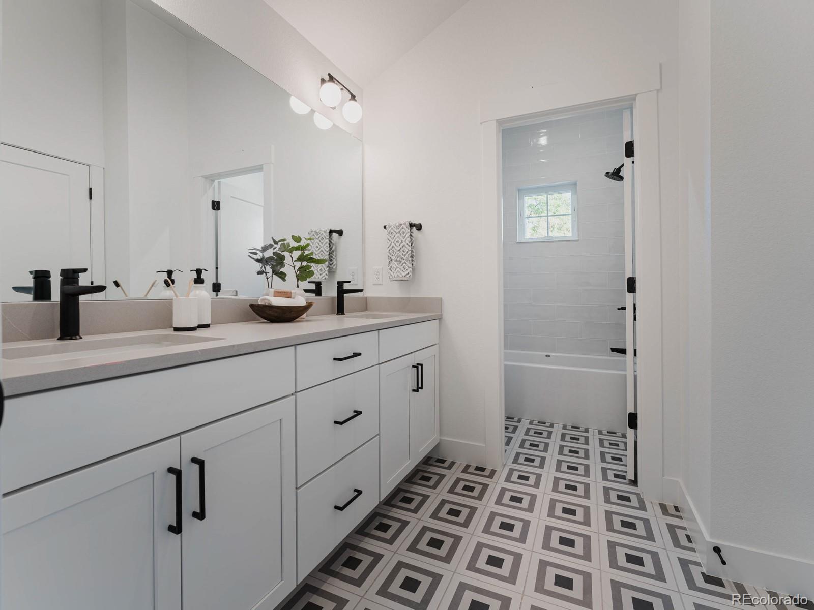 402 E Geneseo Street