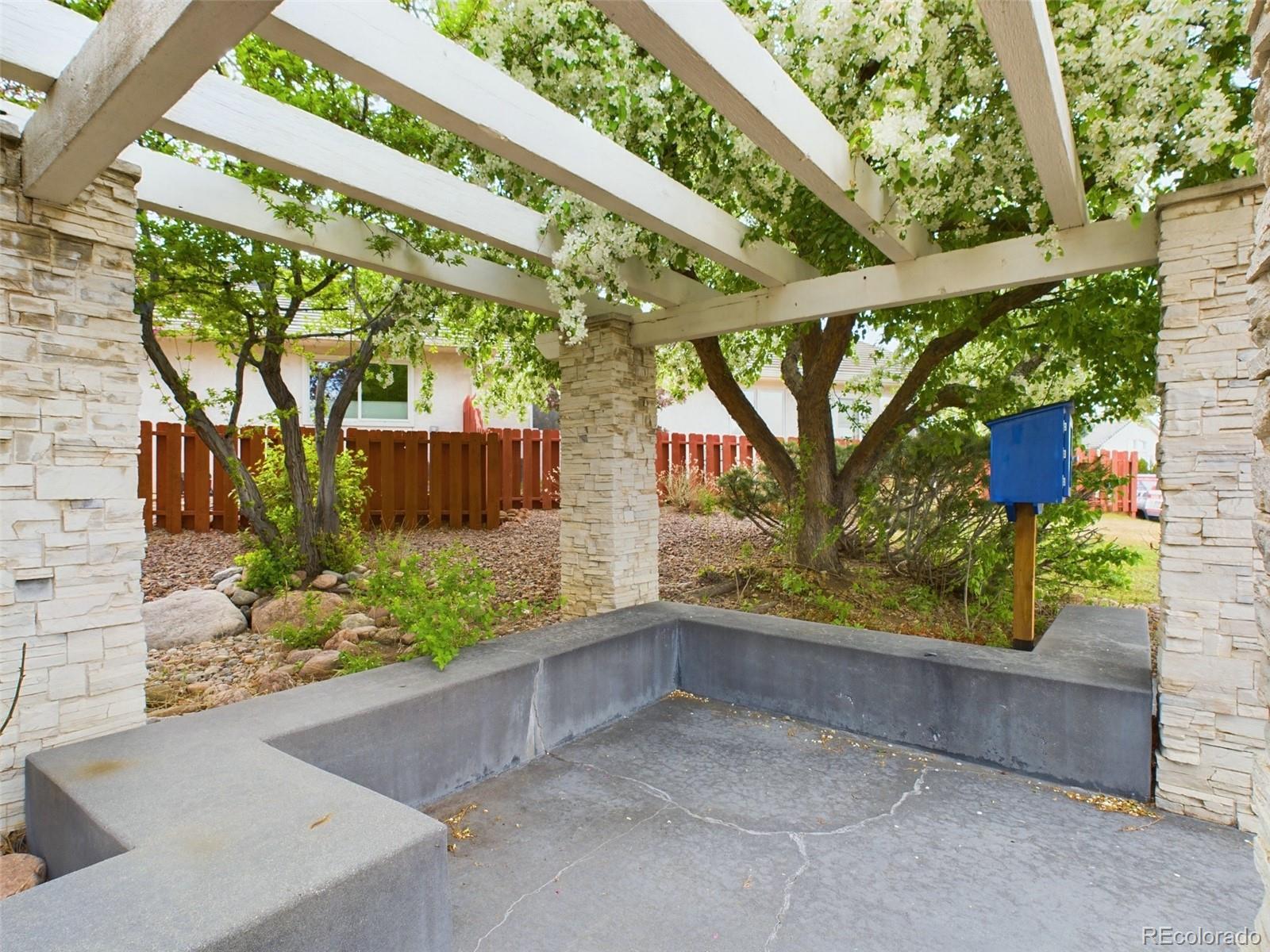 860 Loma Point