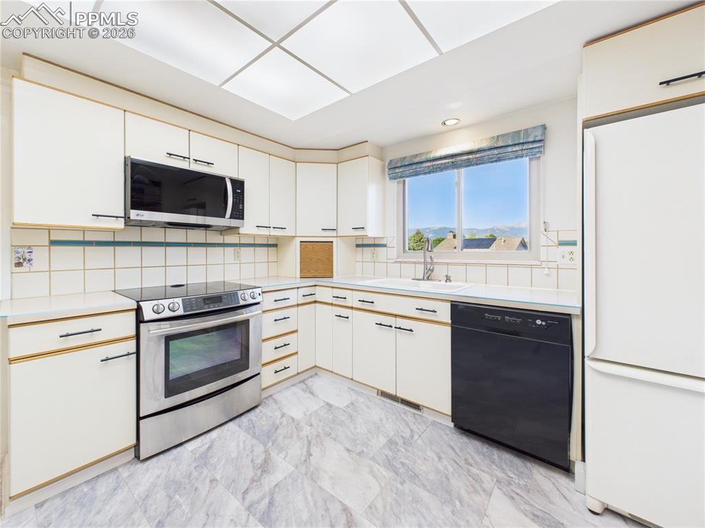 2210 Greenwich Circle