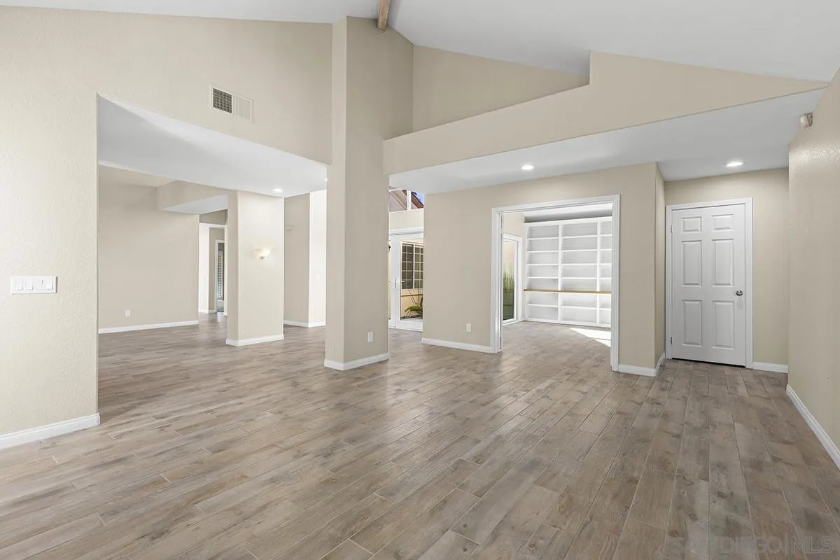 12071 Caminito Corriente