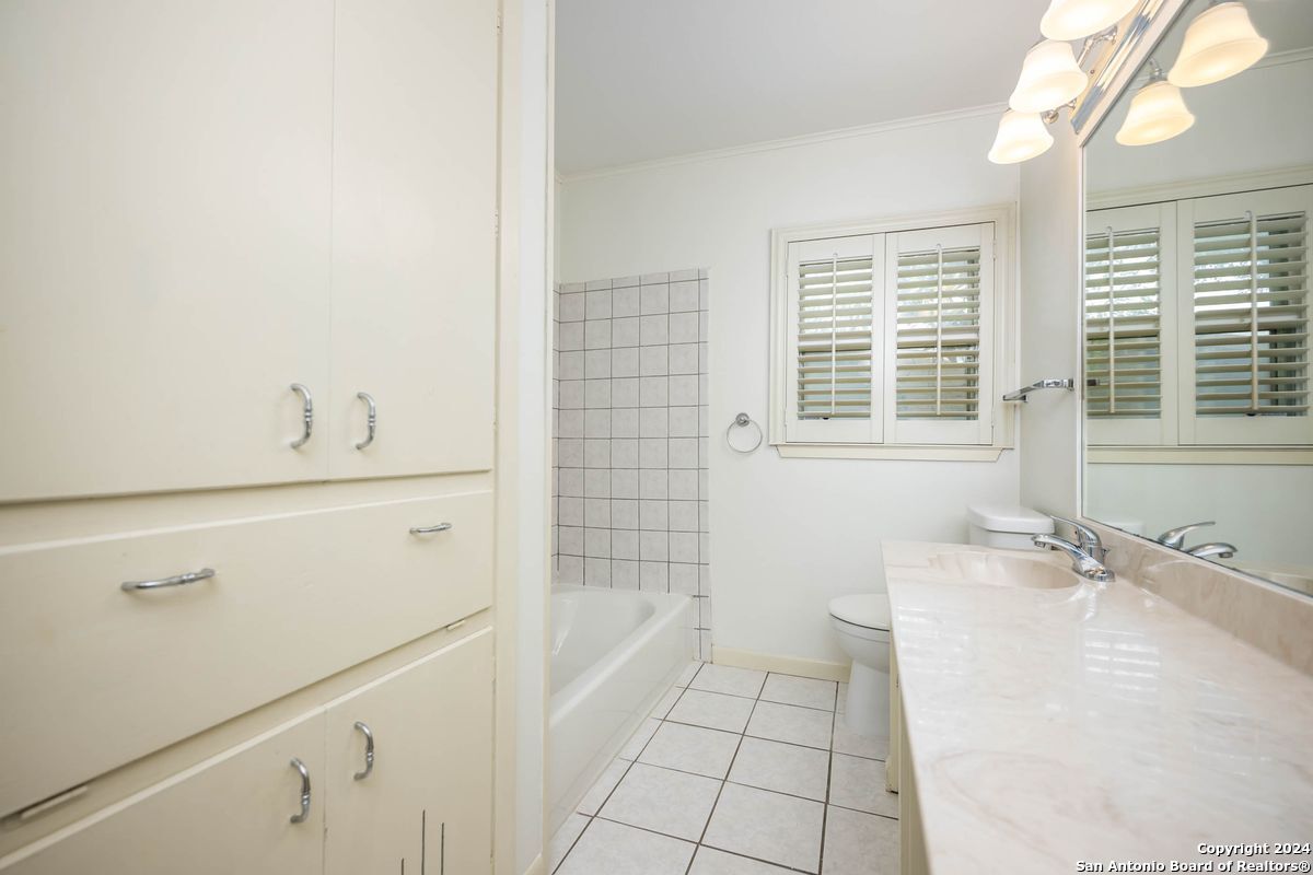 306 OAK GLEN DR
