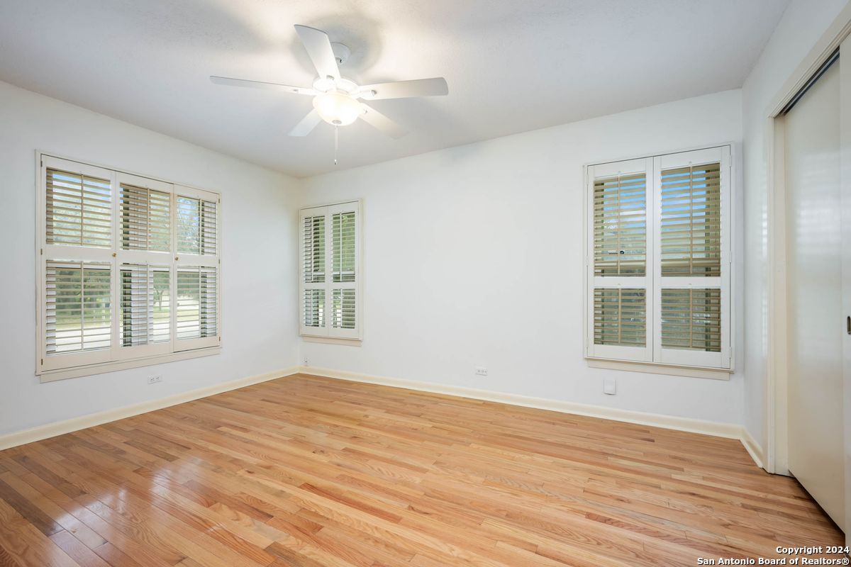 306 OAK GLEN DR