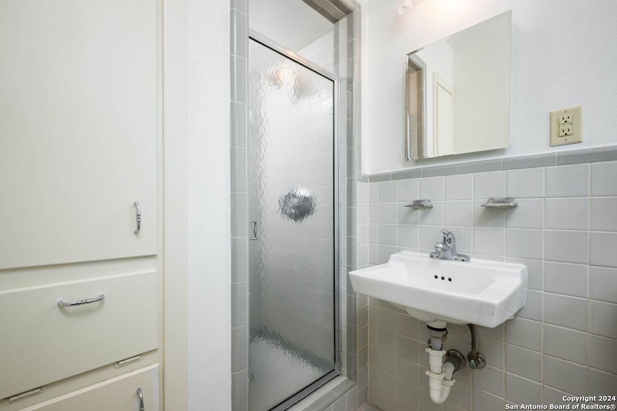 306 OAK GLEN DR
