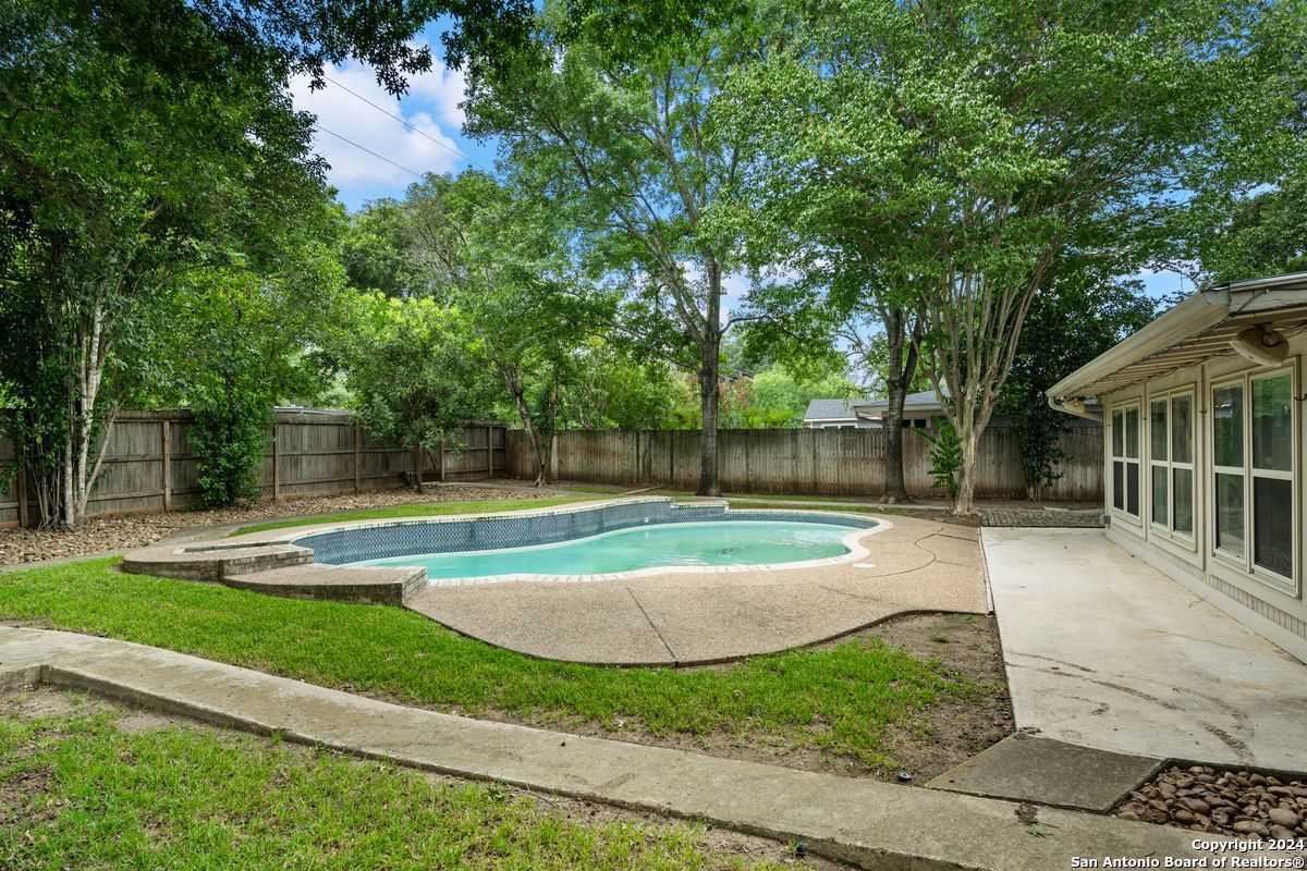 306 OAK GLEN DR