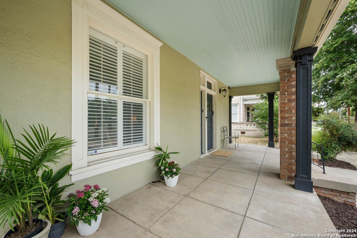 206 W WOODLAWN AVE