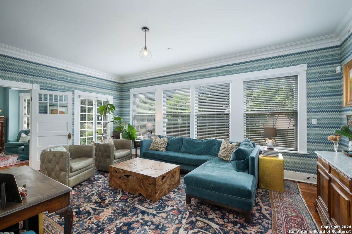 206 W WOODLAWN AVE