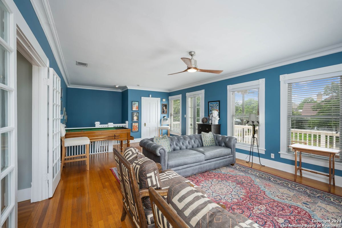 206 W WOODLAWN AVE