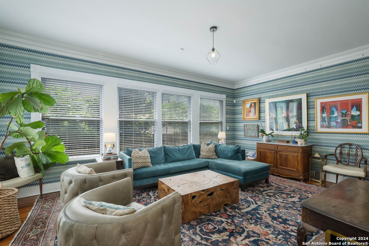 206 W WOODLAWN AVE