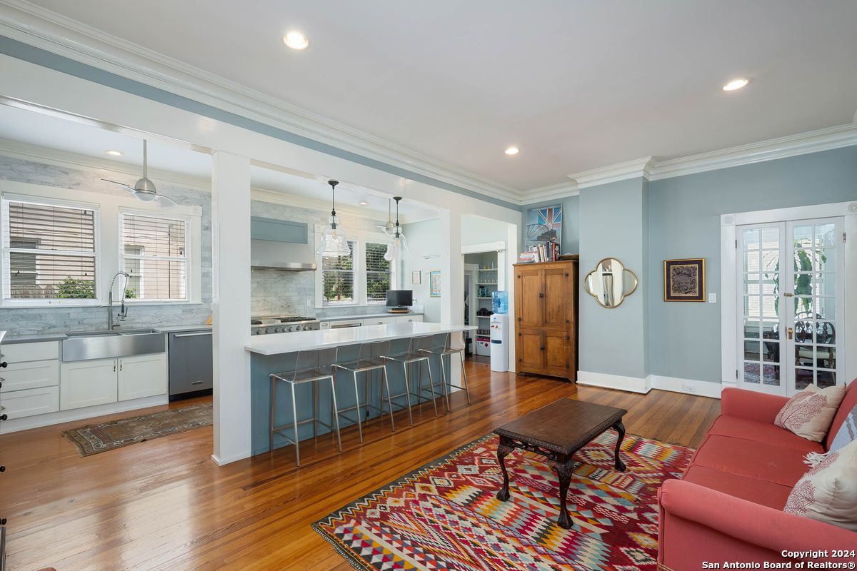 206 W WOODLAWN AVE