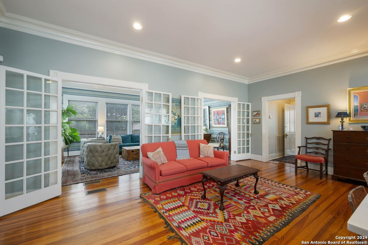 206 W WOODLAWN AVE