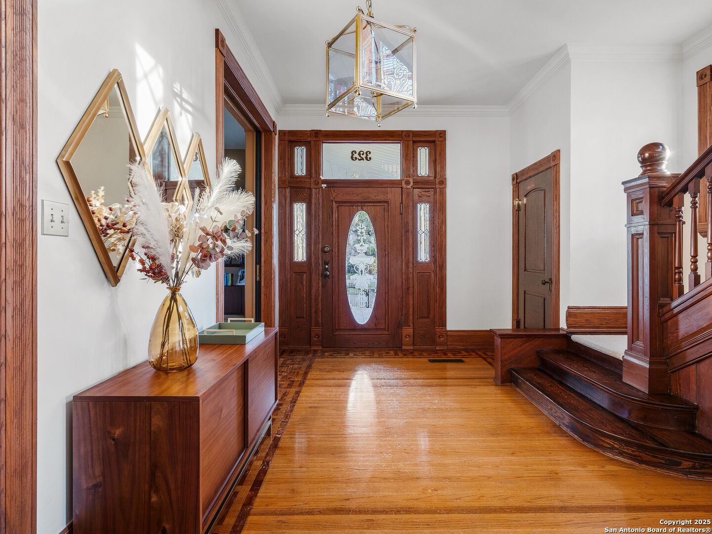 323 W WOODLAWN