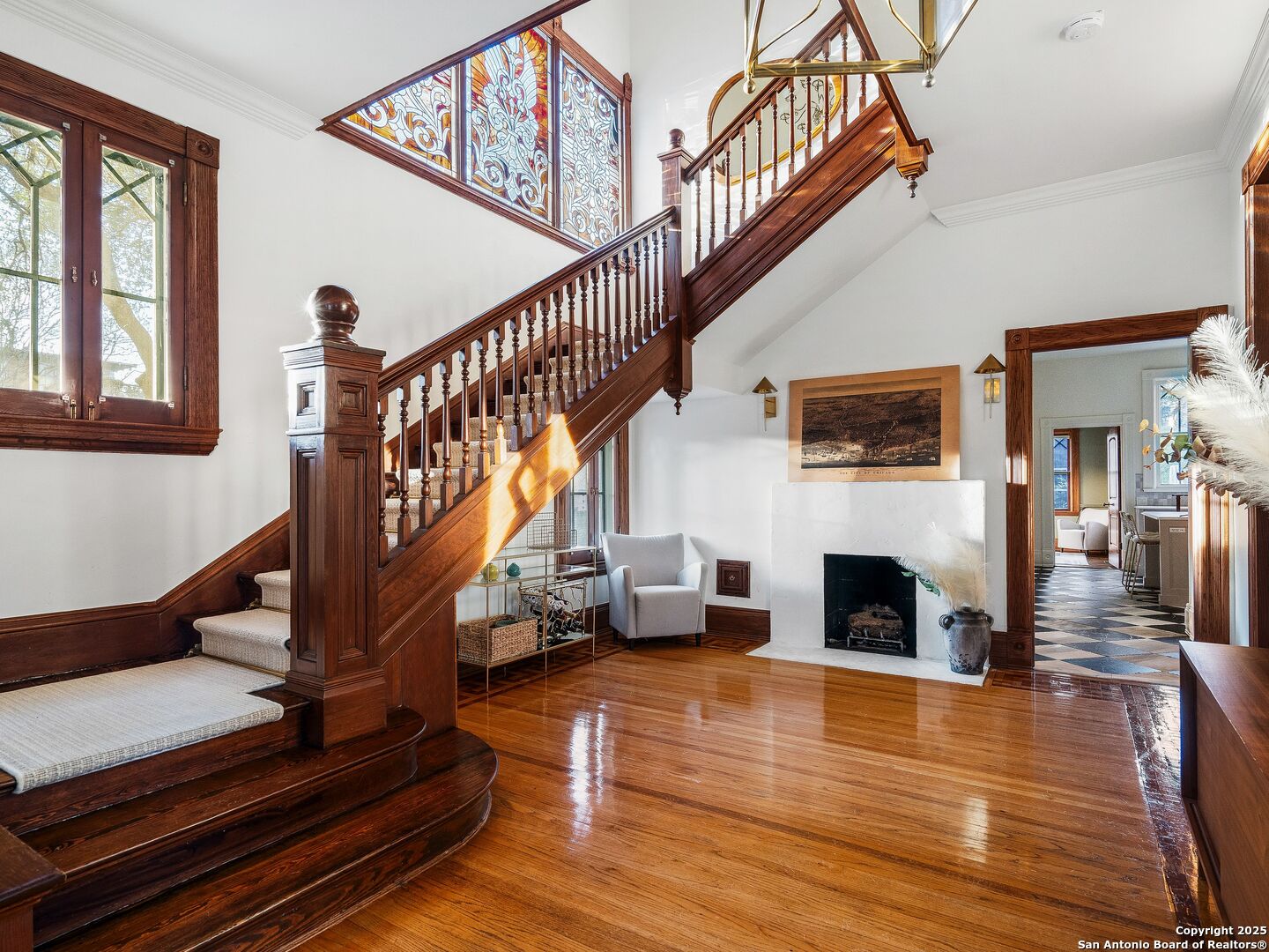323 W WOODLAWN