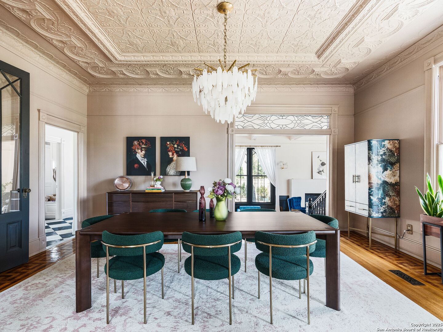 323 W WOODLAWN