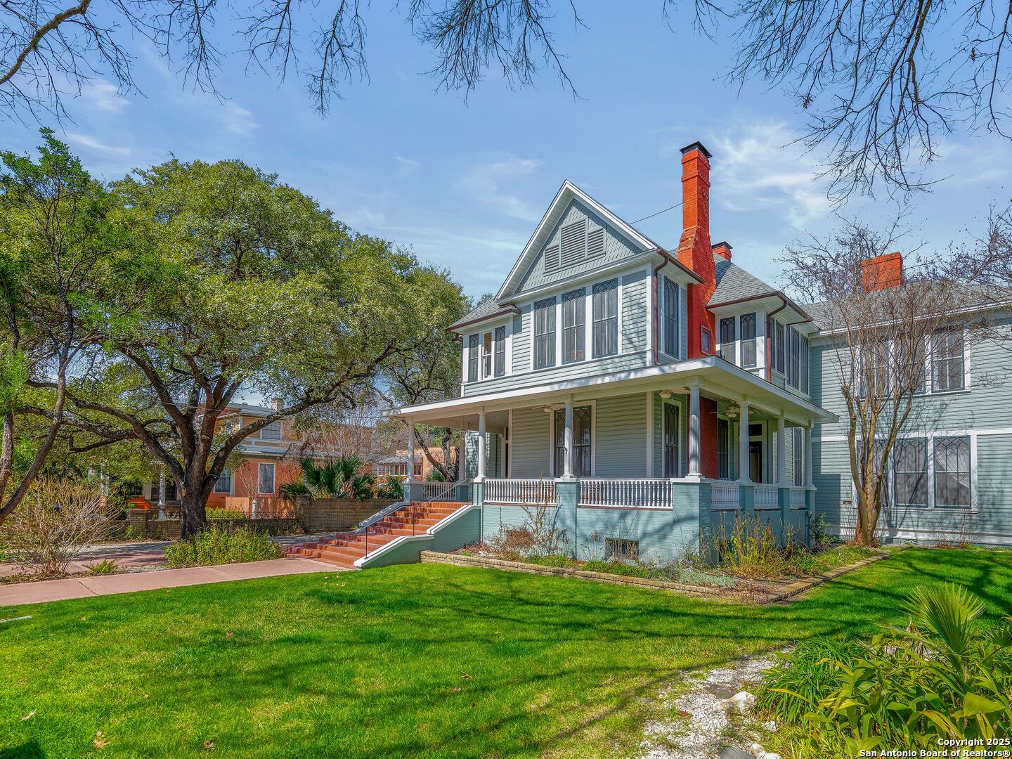 323 W WOODLAWN