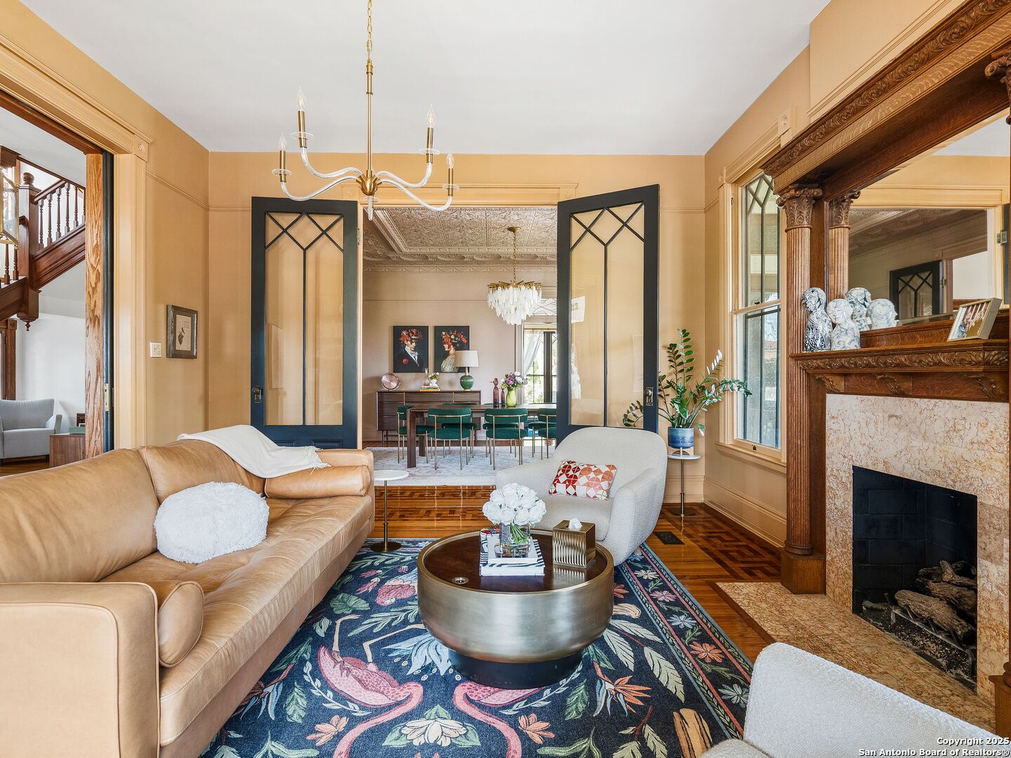 323 W WOODLAWN