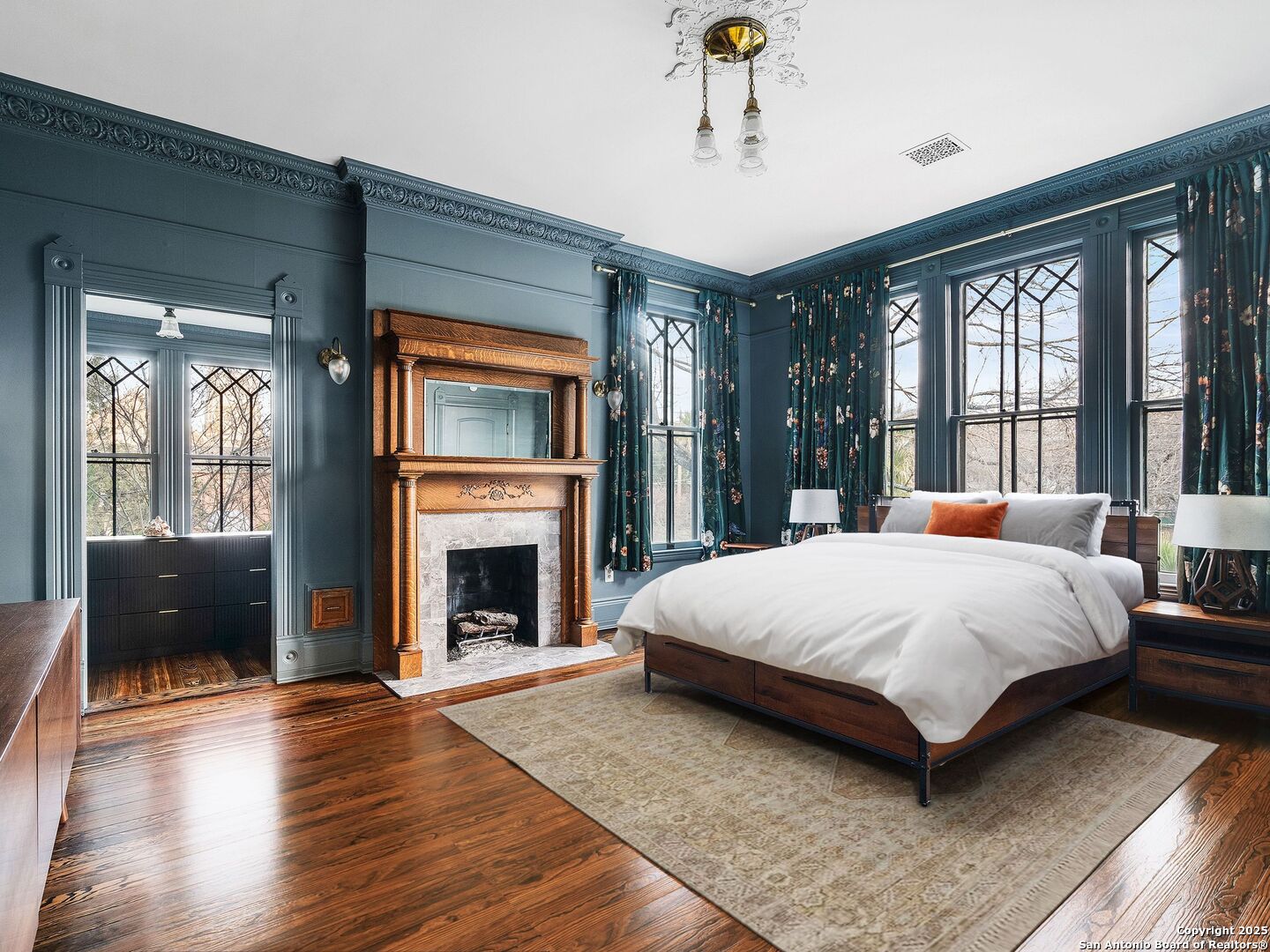 323 W WOODLAWN