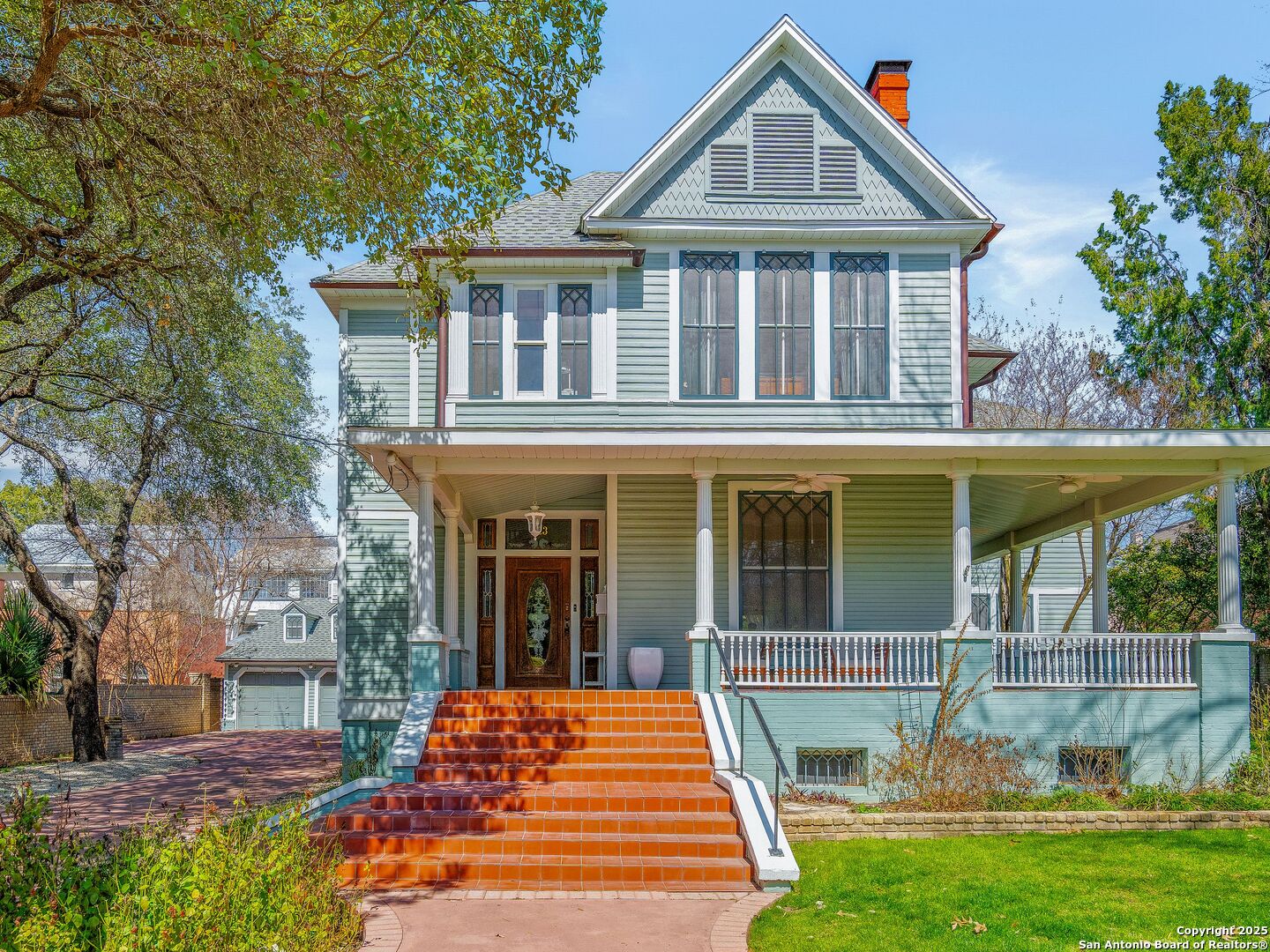323 W WOODLAWN