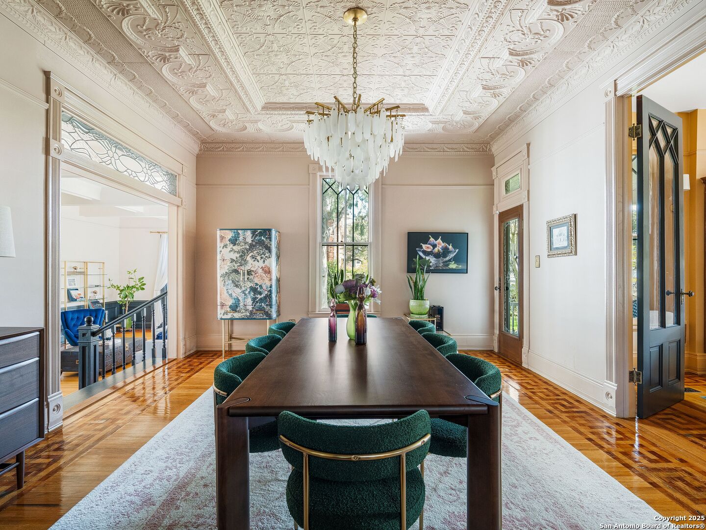 323 W WOODLAWN