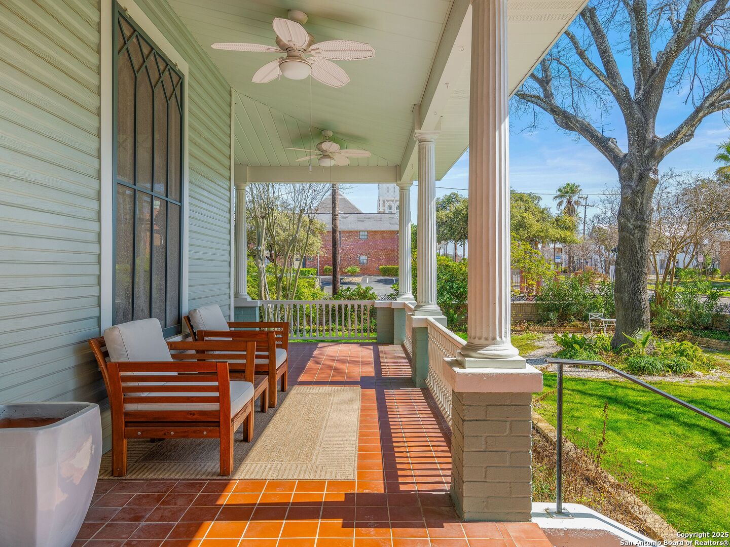323 W WOODLAWN