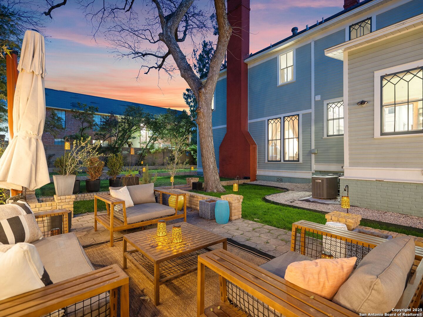 323 W WOODLAWN