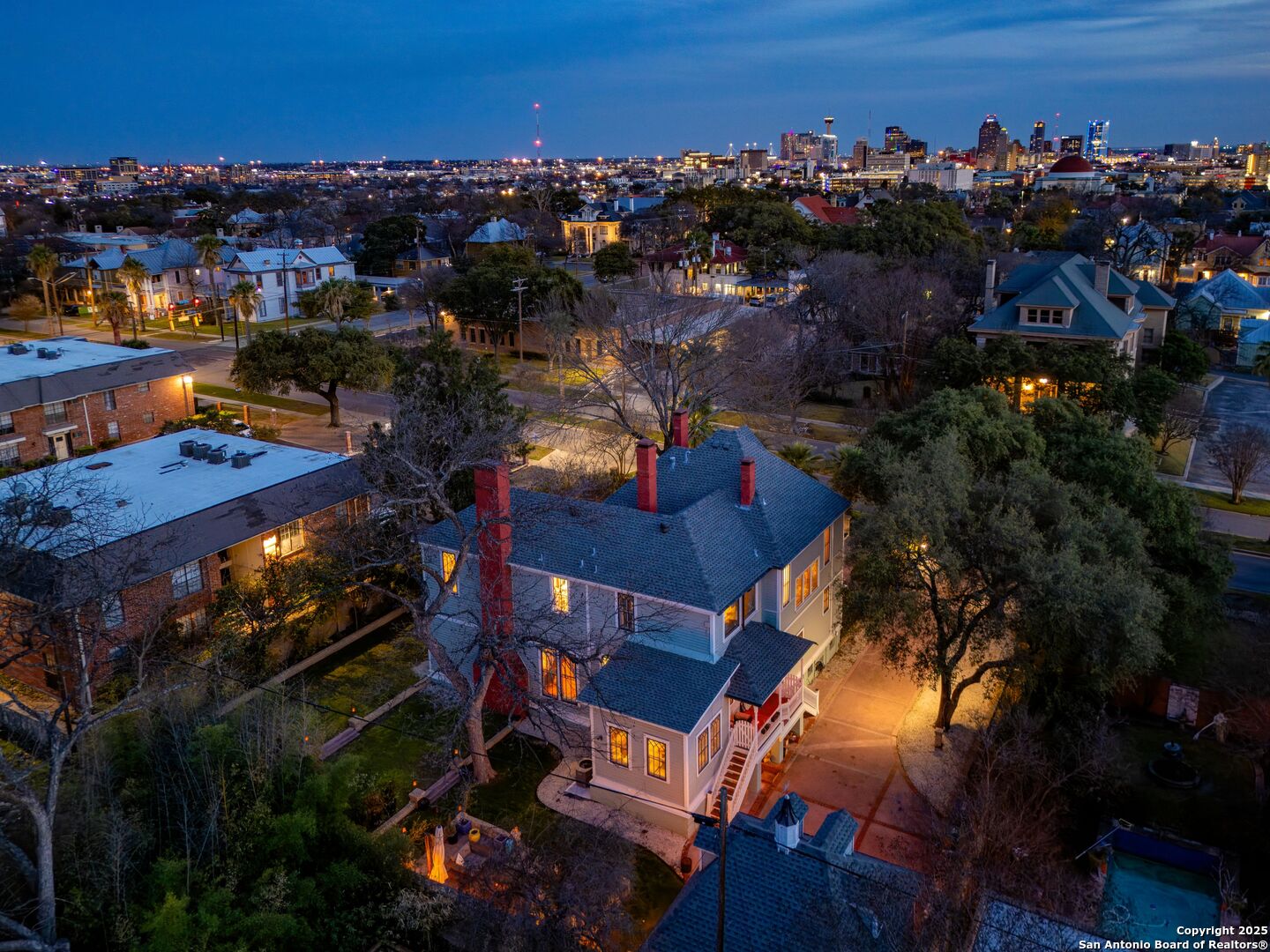 323 W WOODLAWN