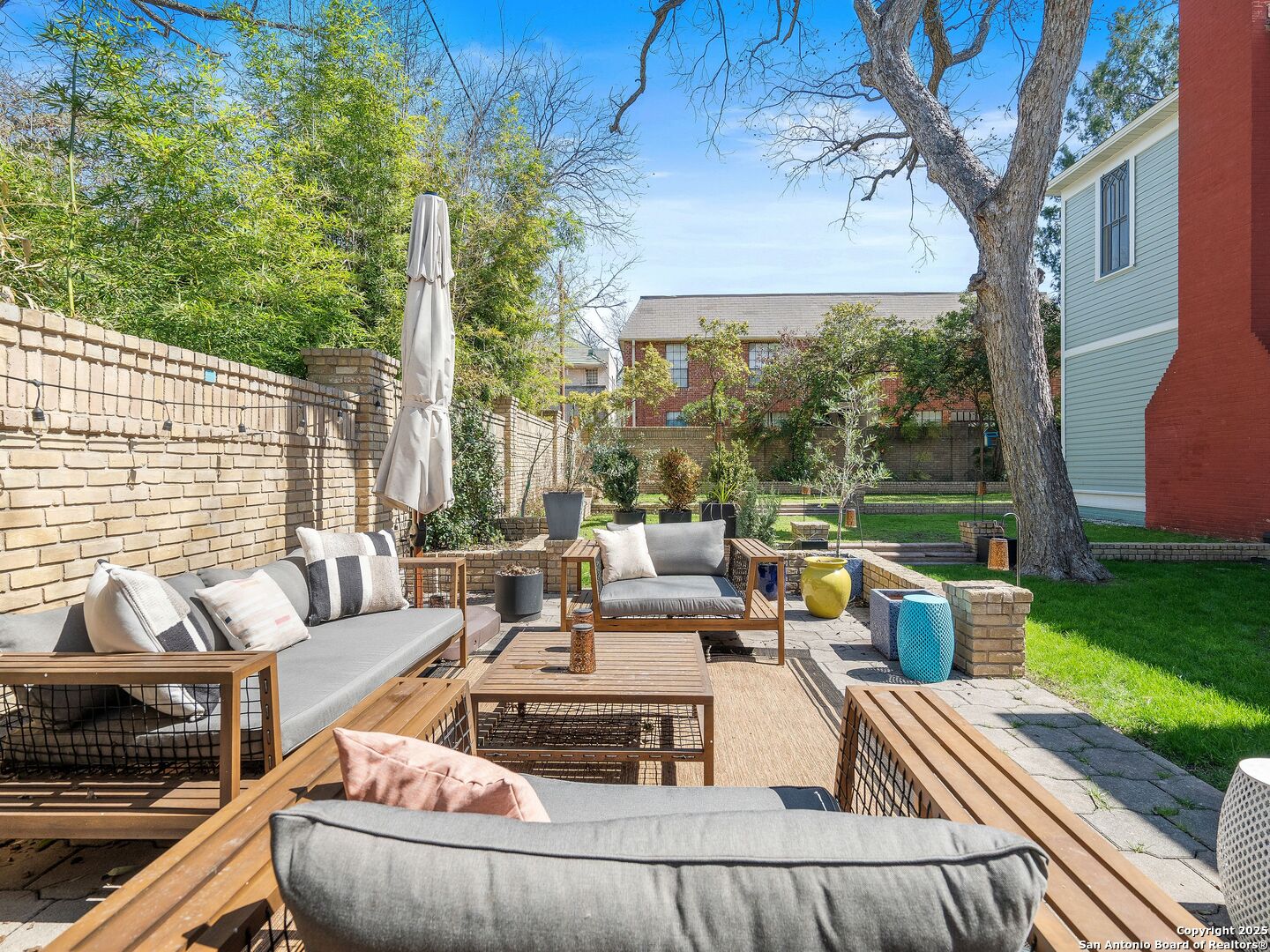 323 W WOODLAWN