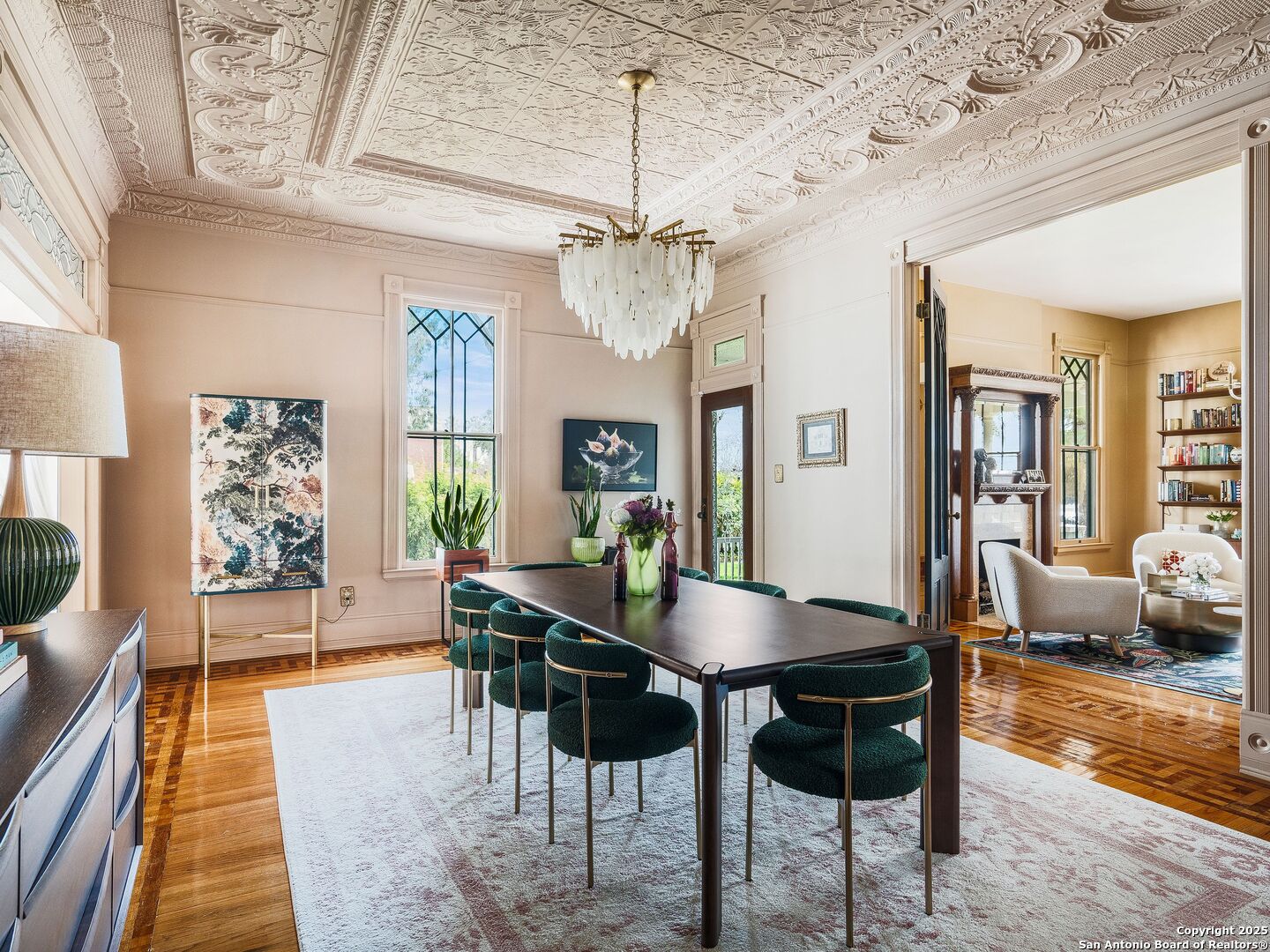 323 W WOODLAWN