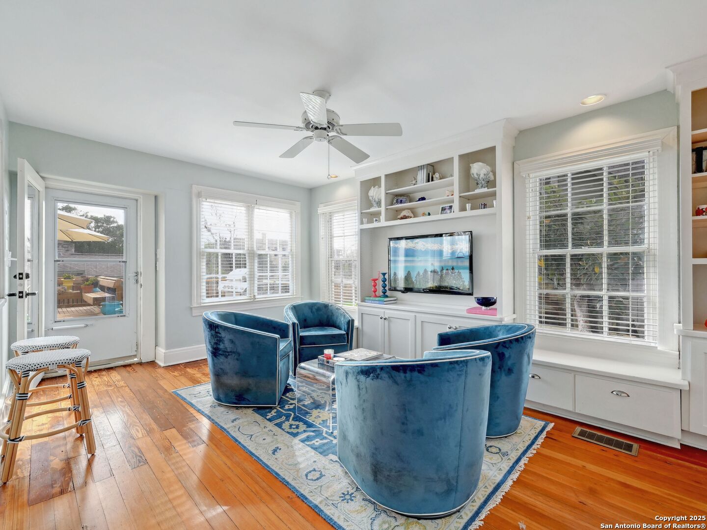 220 W Mulberry