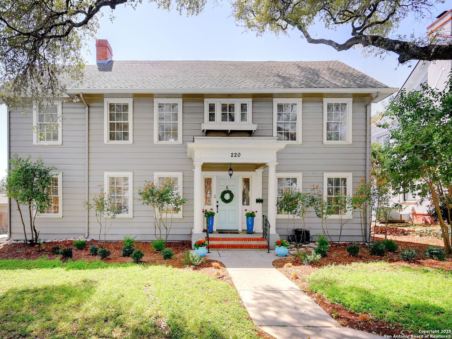 220 W Mulberry