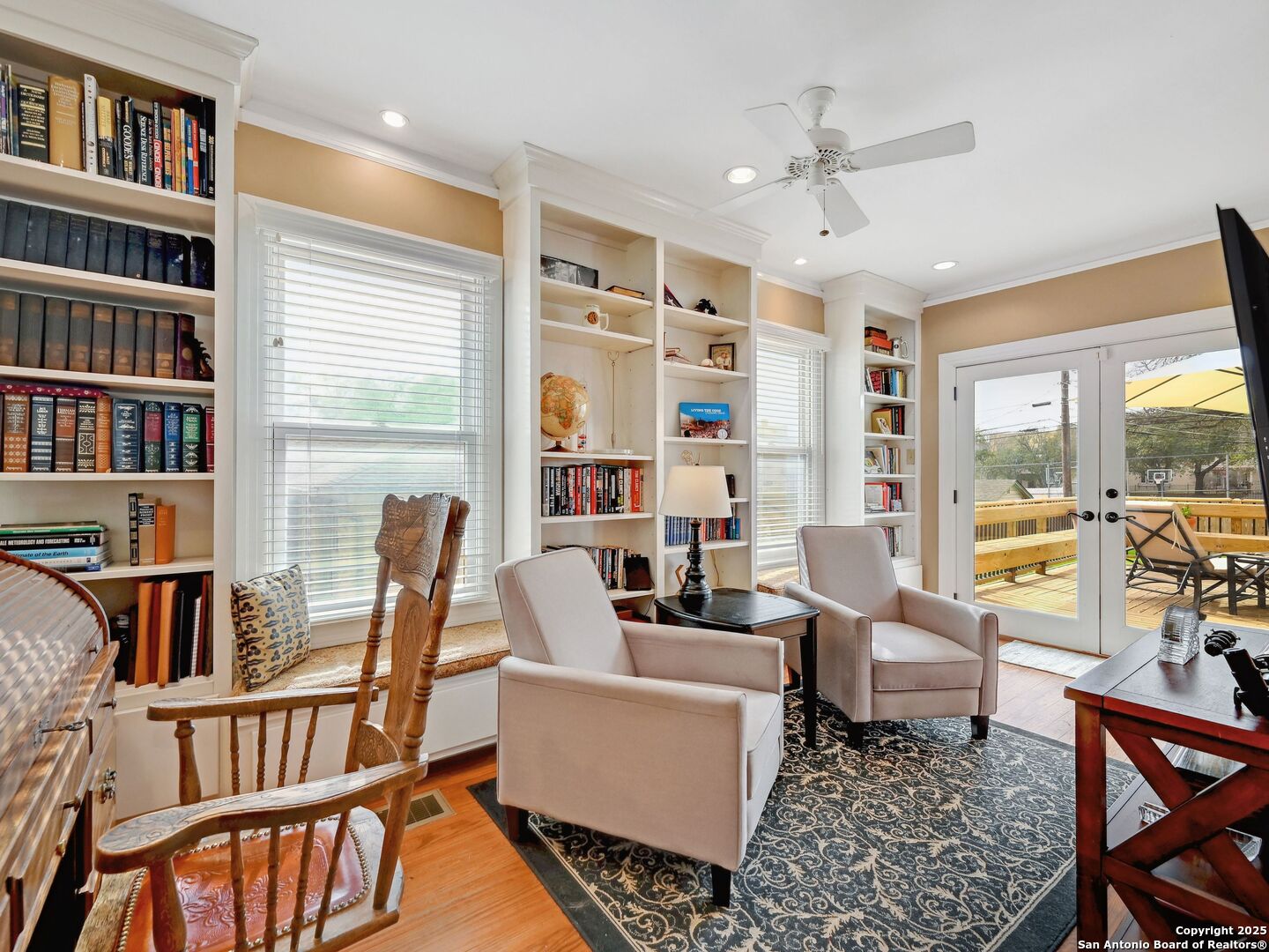 220 W Mulberry