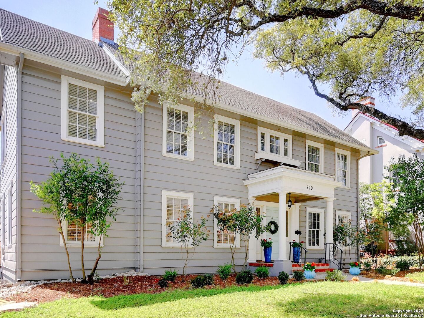 220 W Mulberry