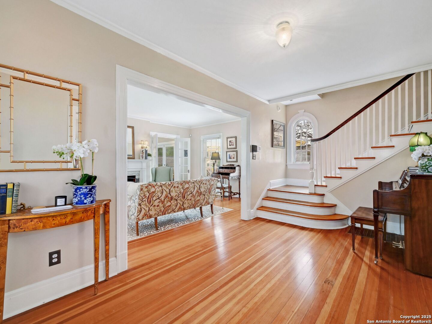 220 W Mulberry