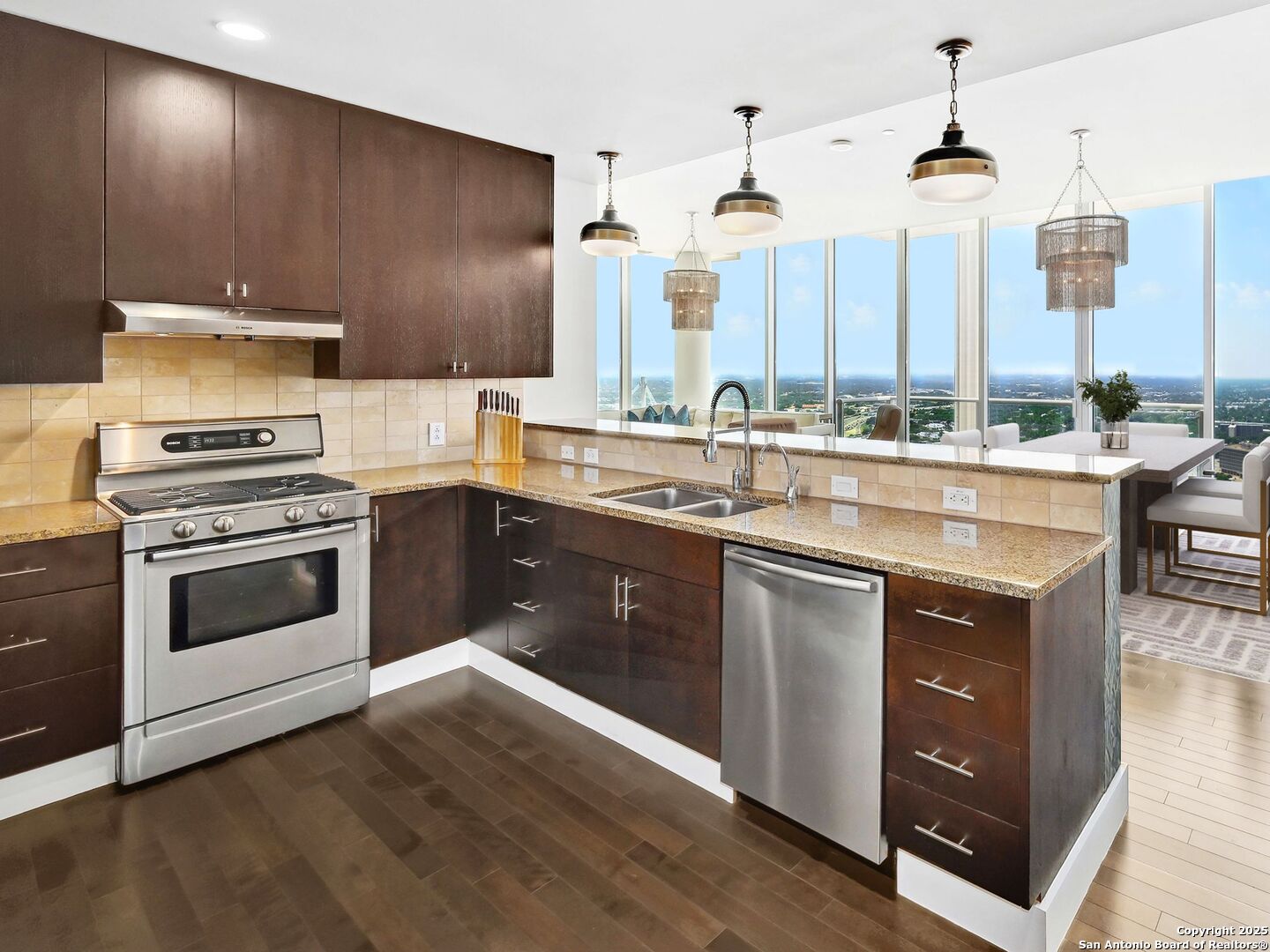 610 E Market 3007