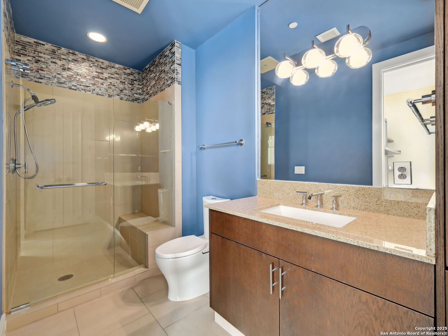 610 E Market 3007