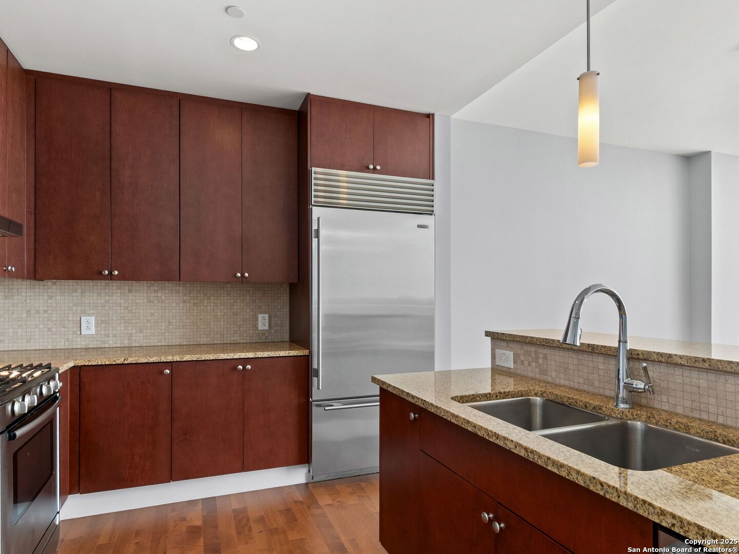 610 E MARKET ST 2811