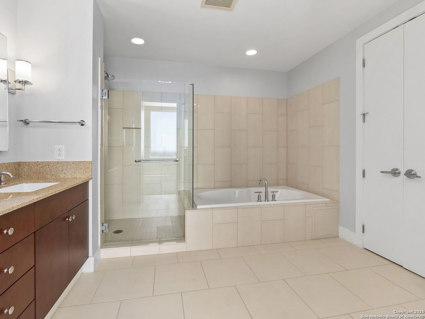 610 E MARKET ST 2811