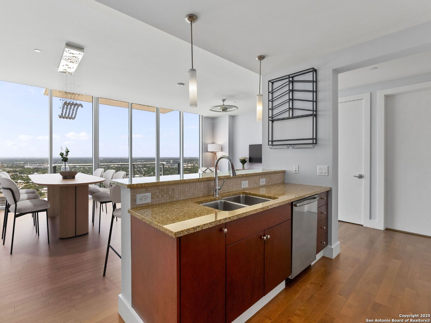 610 E MARKET ST 2811