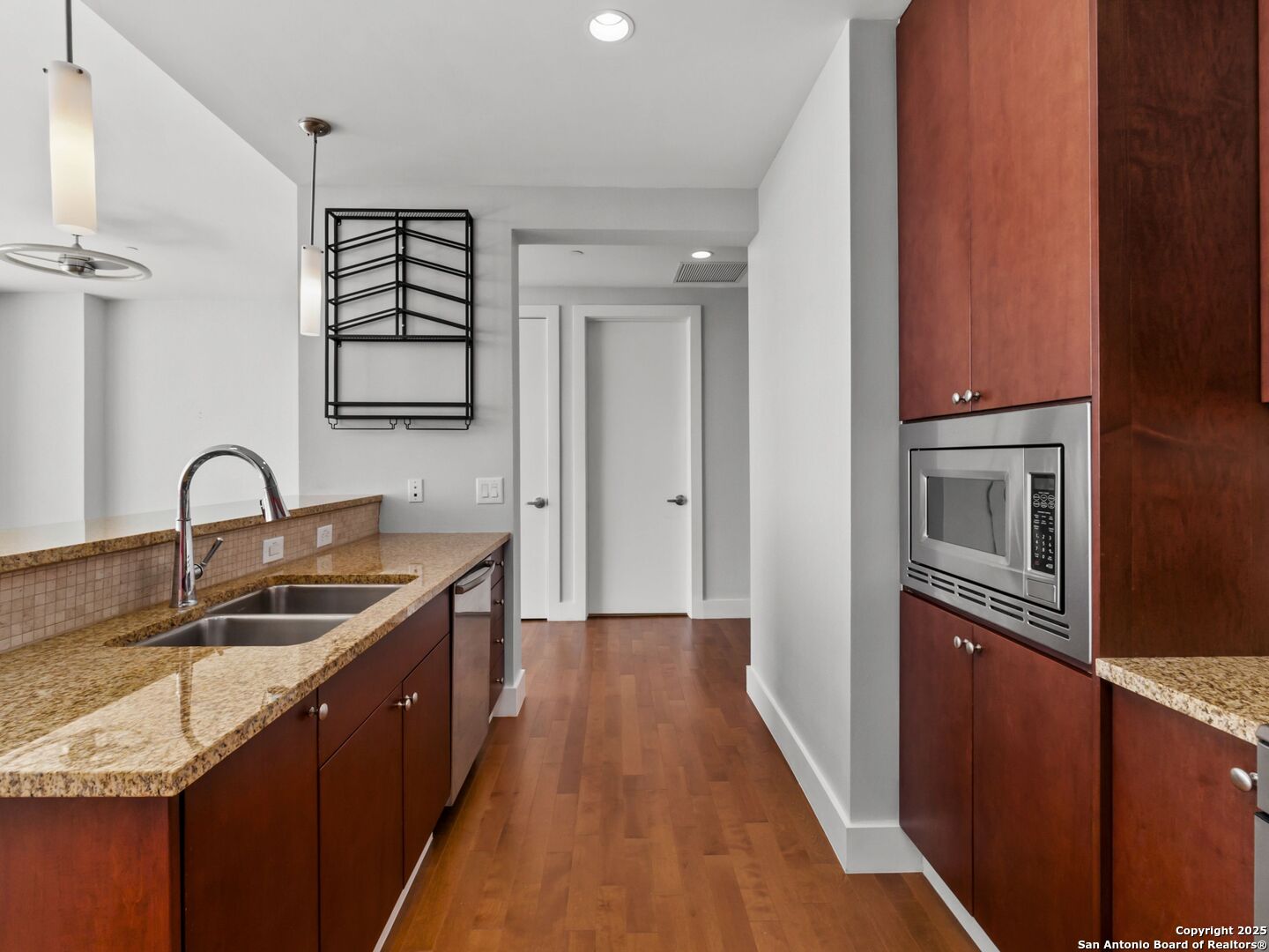 610 E MARKET ST 2811