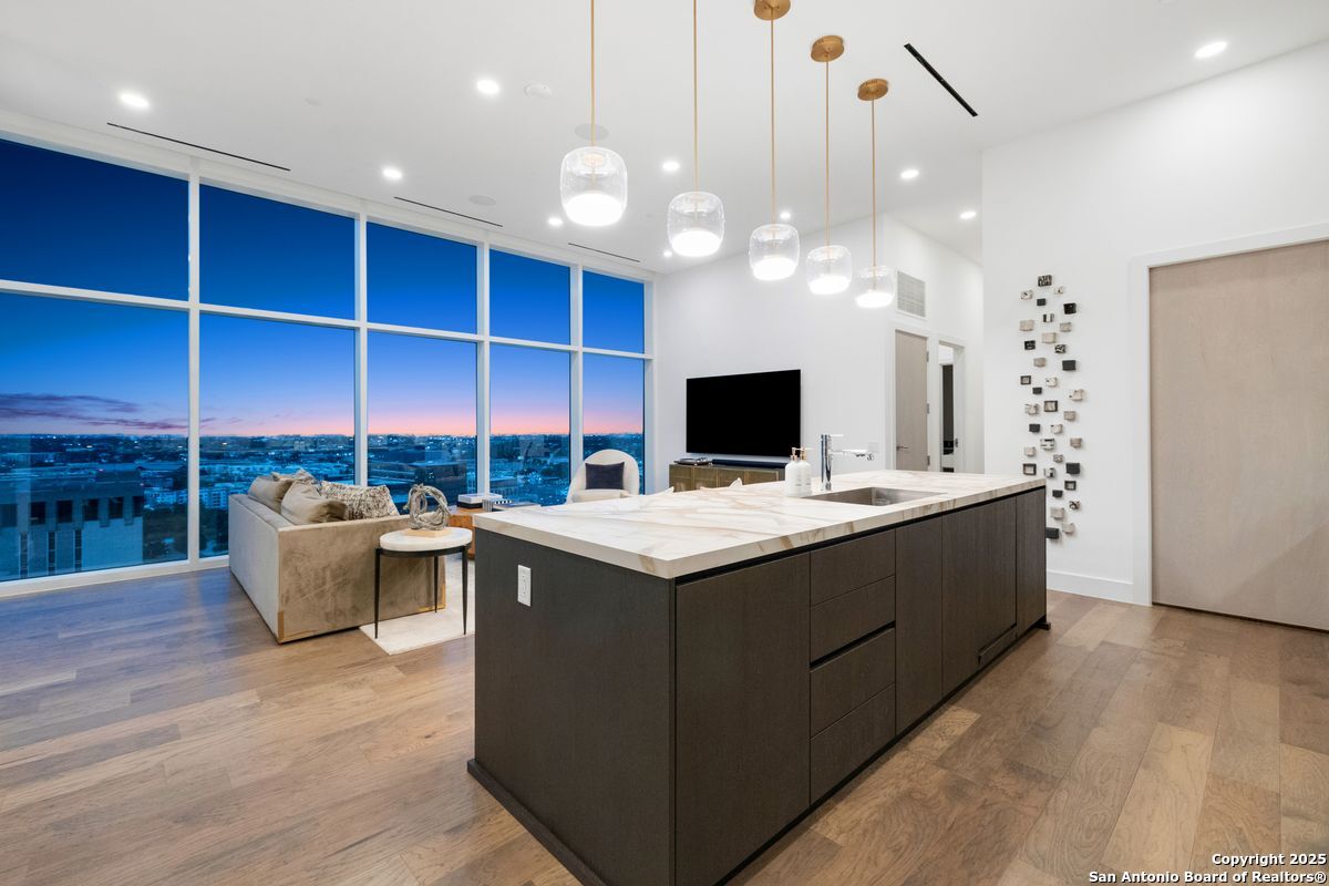 123 Lexington UNIT 1806